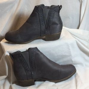 OliveStreet Woman’s Daisy Chelsea Booties- Grey 10